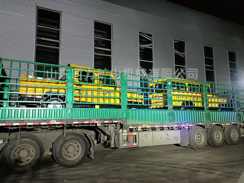 無軌人車RU-10和運料車FL-0.5發(fā)往湖北
