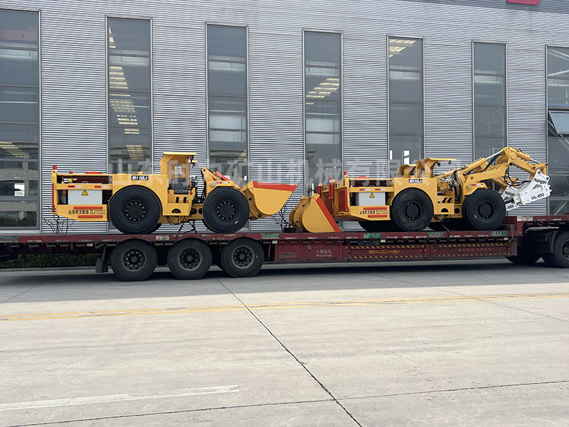 2臺(tái)電動(dòng)鏟運(yùn)機(jī)、2臺(tái)破碎臺(tái)車(chē)發(fā)往湖南