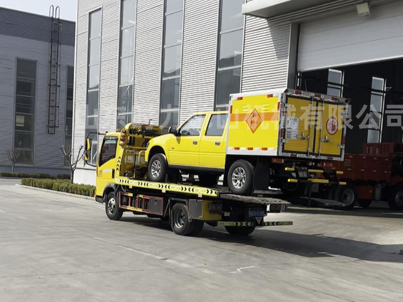 皮卡車(chē)頭爆破器材運(yùn)輸車(chē)發(fā)往江西