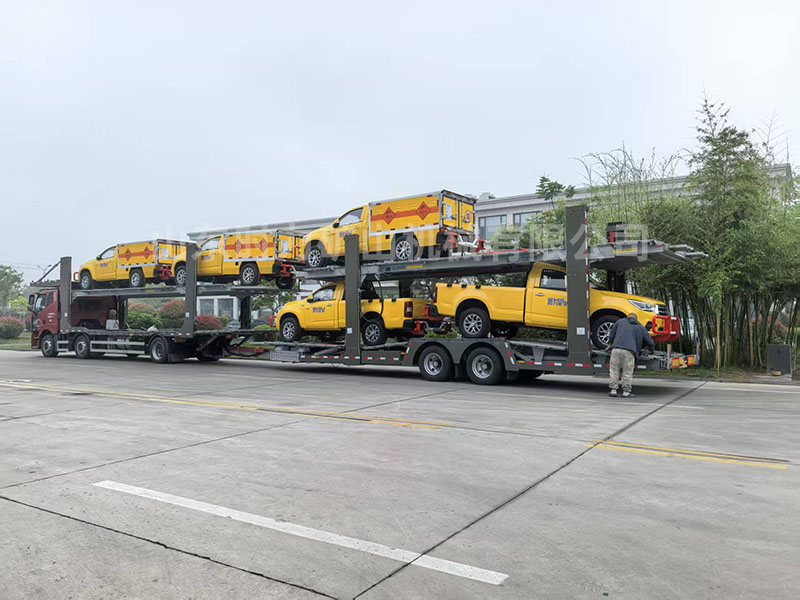 3臺(tái)爆破器材運(yùn)輸車(chē)、2臺(tái)運(yùn)料車(chē)發(fā)往四川